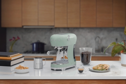Кофемашина Smeg ECF02PGEU