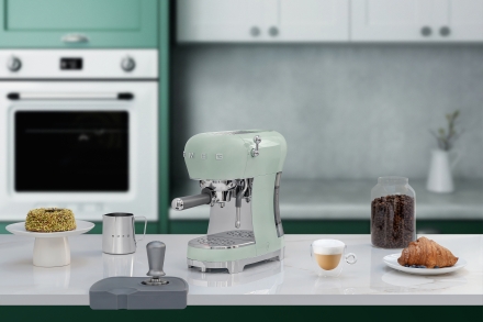 Кофемашина Smeg ECF02PGEU